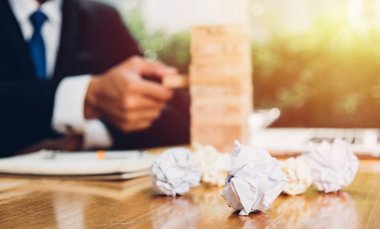 איש עסקים משחק במשחק סיכון