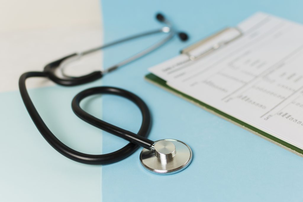סטטוסקופ ודו"ח רפואי על שולחן