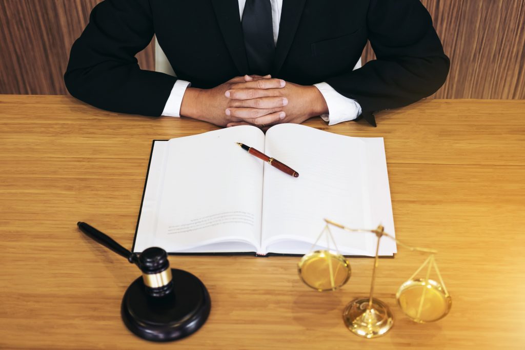 עורך דין יושב ליד שולחן