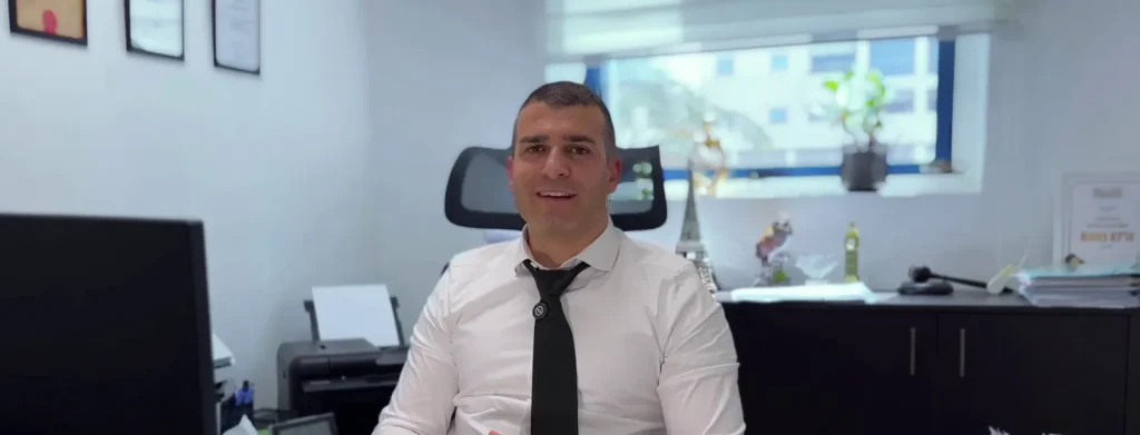 עו״ד אסף אמויאל במשרד